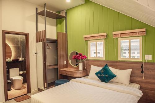 大叻Villa Hoa Da的一间卧室设有一张床和绿色的墙壁