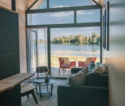 阿卢克斯内PullanHouse Laima - small and cosy lakeside holiday house的带沙发的客厅,享有湖景