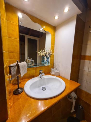 斯巴达Semelia's Guest house的一间带水槽和镜子的浴室