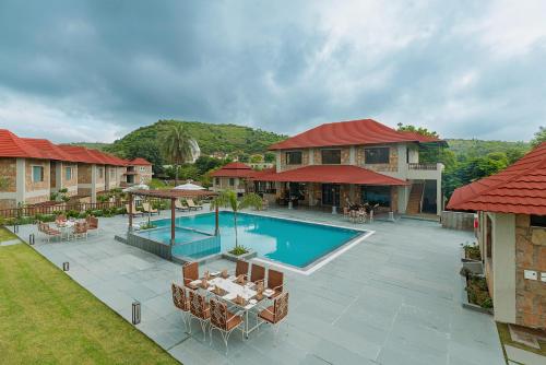 乌代浦Sarasiruham Resort - Private Pool Villa in Udaipur的享有带游泳池的度假村的空中景致
