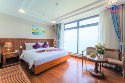 归仁Vietnam Taste Hotel Quy Nhon - Beachfront的酒店客房设有床和窗户。