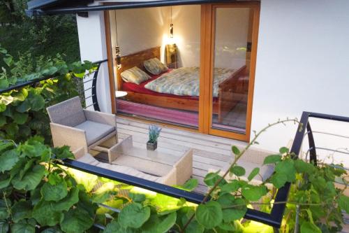 Šentvid pri StičniVineyard cottage Sonce的一个带床位的室内阳台