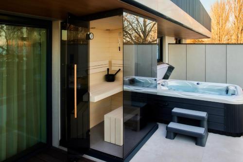 巴拉顿菲赖德LUA Resort - Adults only的带浴缸和盥洗盆的浴室