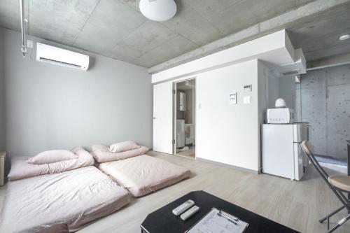 东京Marvelous Koiwa - Vacation STAY 90651v的白色的客房配有一张床和椅子