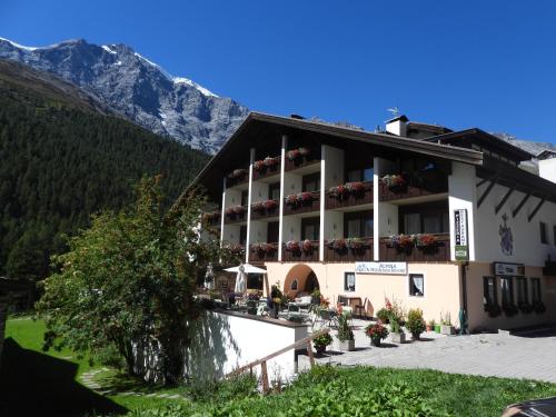 索尔达Alpina Mountain Resort的山间酒店,背景是山脉