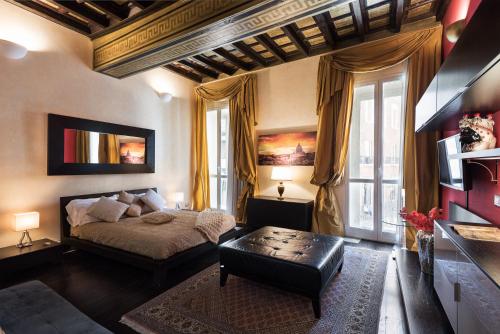 罗马NSM 71 Via del Corso Luxury Home的一间卧室设有一张床和一个大窗户