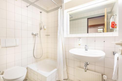 莱比锡acora Leipzig Living the City的一间带水槽、卫生间和淋浴的浴室