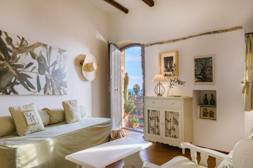 圣巴特罗摩艾美尔Agriturismo Da Ciletta的带沙发和窗户的客厅