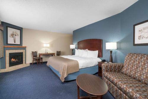 道奇堡AmericInn by Wyndham Fort Dodge的酒店客房,配有床和沙发