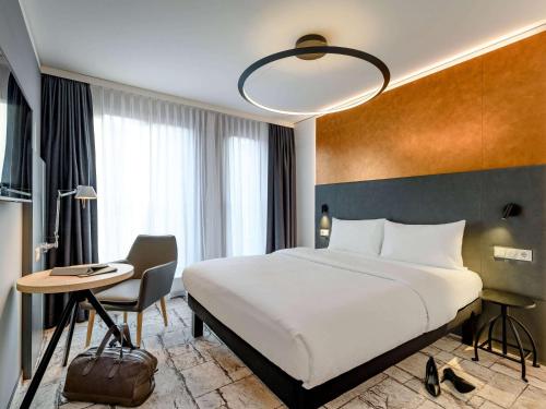 班贝格ibis Styles Bamberg的配有一张床和一张书桌的酒店客房