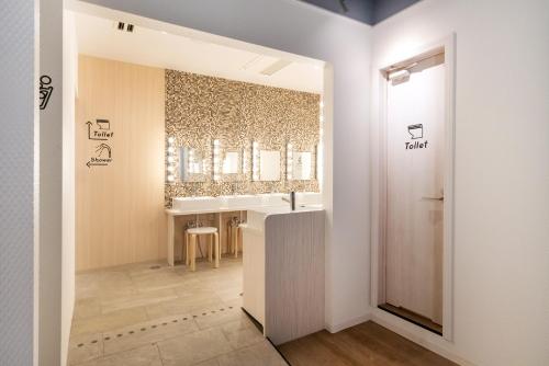 东京eeGee STAY Kamata的一间带水槽和镜子的浴室