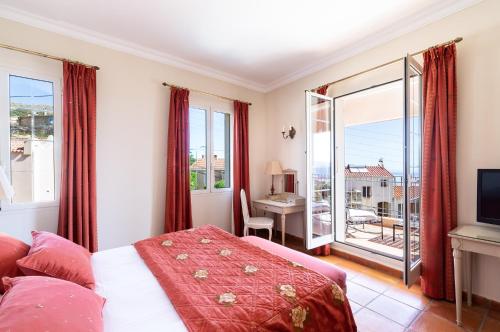 Santa-Reparata-di-BalagnaCASA SANTA MARIA的酒店客房设有一张床和一个阳台。