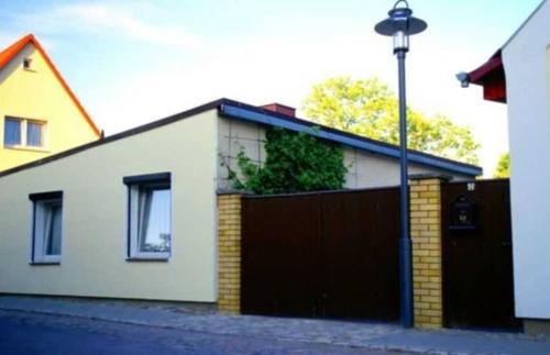 GarzRuegen_Fewo 65的一个带围栏和车库的房子