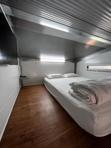 斯代博克צימראוון בחוות זית המדבר的卧室配有一张白色大床