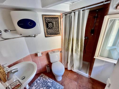 贝加莫[Art of Bergamo] Luxury & design house的浴室配有卫生间、盥洗盆和淋浴。