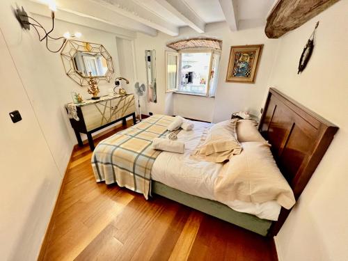 贝加莫[Art of Bergamo] Luxury & design house的一间小卧室,配有一张床和镜子