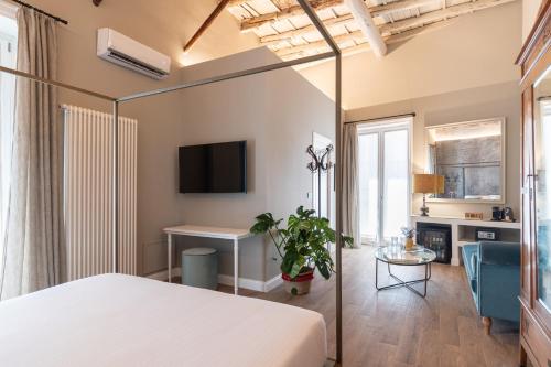 巴勒莫Vossia Luxury Rooms & Sicilian Living的卧室配有一张床和一张桌子
