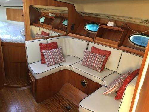 热那亚Barca americana old style refittata的船尾的座位,有红色枕头