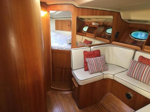 热那亚Barca americana old style refittata的船上的小船舱,配有两个枕头