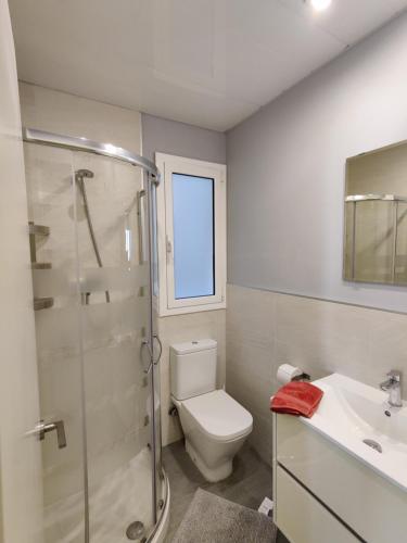 巴塞罗那Fira Plaza España apartment的带淋浴、卫生间和盥洗盆的浴室