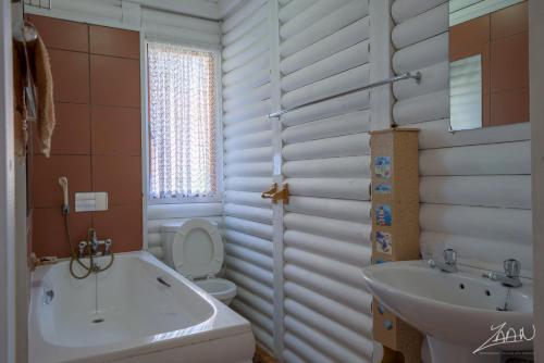 EersterivierstrandNo10@Kamma的带浴缸、卫生间和盥洗盆的浴室