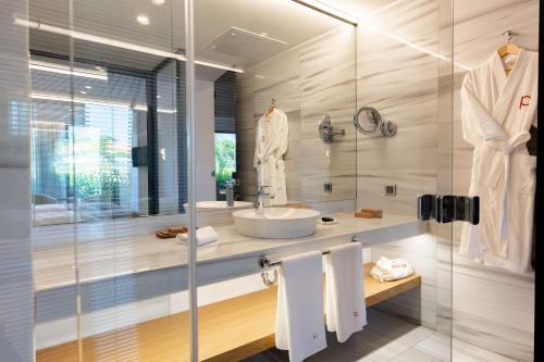 埃尔代克Pınar Otel的一间带水槽和玻璃淋浴的浴室