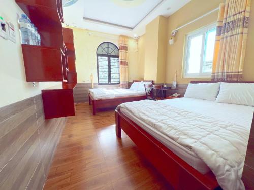 波来古市Hà Anh Hotel的一间卧室配有一张大床和一张沙发