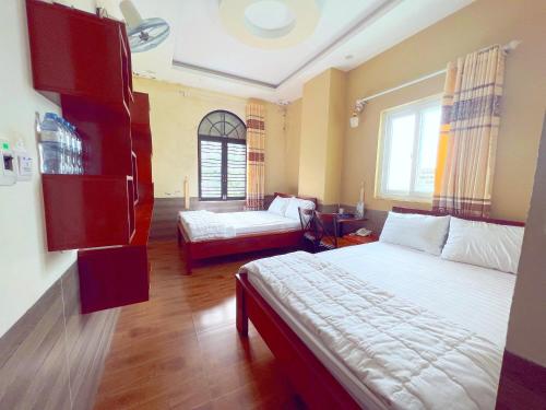 波来古市Hà Anh Hotel的一间卧室配有两张床和一张沙发。