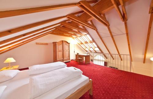 杜塞尔多夫麦迪逊杜塞尔多夫火车总站诺富姆酒店的一间卧室配有两张床,铺有红地毯