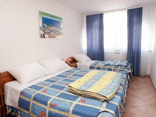 弗尔萨尔斯图迪欧维萨尔3007a旅馆的酒店客房设有两张床和窗户。