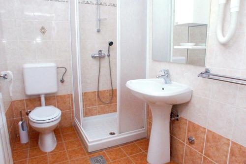 弗尔萨尔斯图迪欧维萨尔3007a旅馆的浴室配有卫生间、盥洗盆和淋浴。