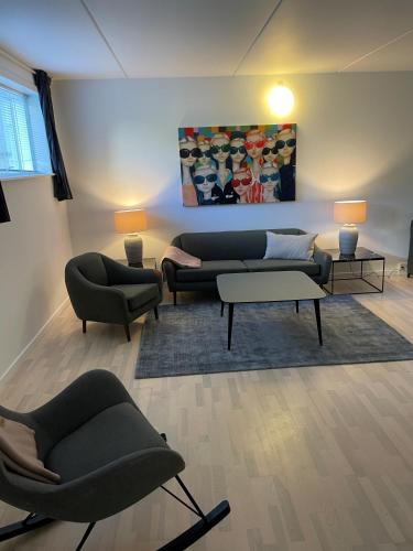 哥本哈根CPH Lux Apartments KH的客厅配有两张沙发和两把椅子