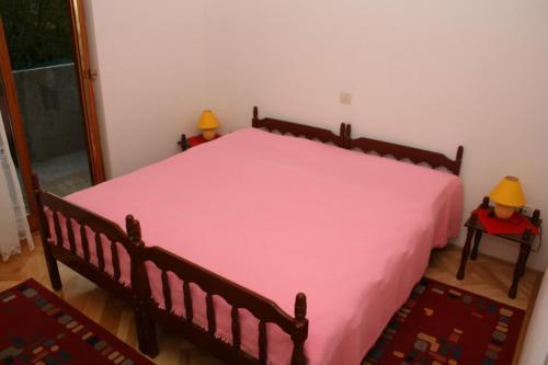 苏提万Double Room Sutivan 2943a的一间卧室配有一张带粉色毯子的大床