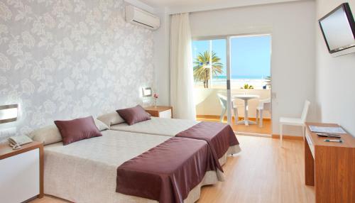 甘迪亚RH里维埃拉酒店 - 仅限成人 的一间卧室配有一张床,享有海景