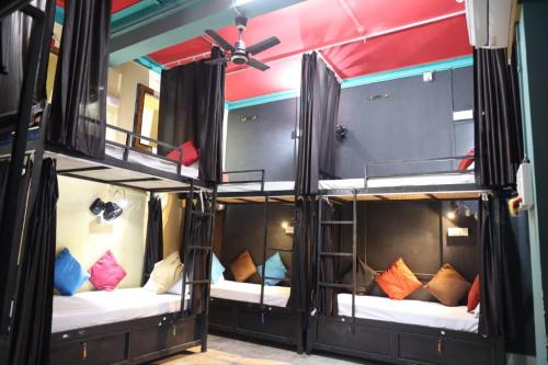 焦特布尔Sant Kripa Backpackers Hostel的一间客房内的四张双层床