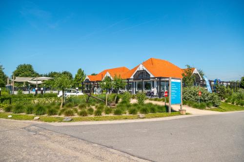 OlburgenEuroParcs Marina Strandbad的路边有橙色屋顶的房子