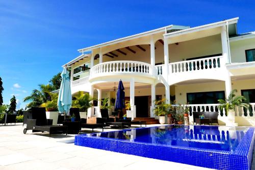维多利亚Petit Amour Villa, Seychelles的一座房子前面设有游泳池
