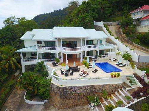 维多利亚Petit Amour Villa, Seychelles的享有带游泳池的房屋的空中景致