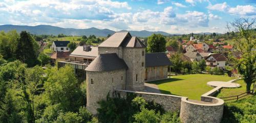 维尼察Vinica Castle的城镇城堡的空中景观