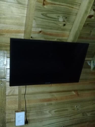 乌鲁比西Chalés Snow的挂在木制天花板上的平面电视
