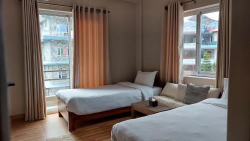 博卡拉布罗森酒店的酒店客房,设有两张床和一张沙发