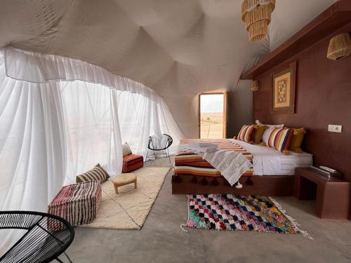 马拉喀什agafay valley的帐篷内一间卧室,配有一张床