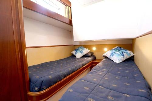 里斯本Private yacht, we love our guests的船上的小房间设有两张床
