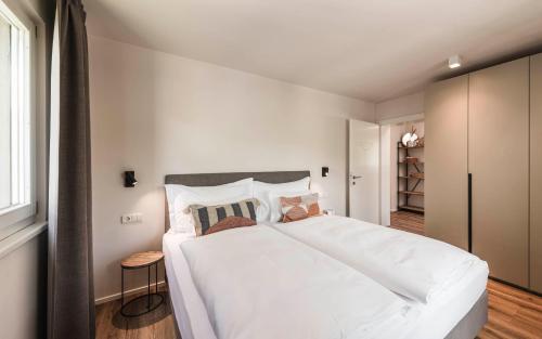 布列瑟农apartments55的卧室设有一张白色大床和一扇窗户。