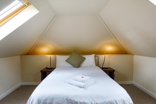 蒂斯河畔斯托克顿艾比菲尔德小屋旅馆的卧室配有带两盏灯的白色床