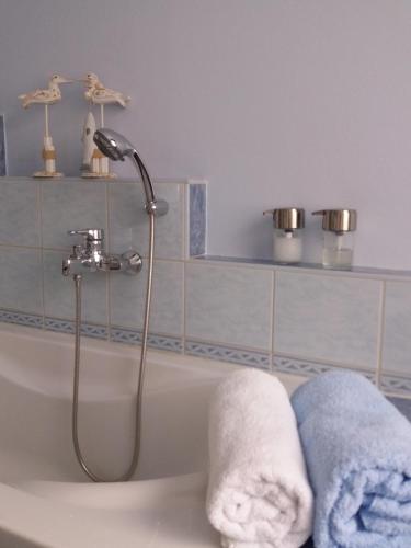 奥德纳尔德VELOCIPEDE OUDENAARDE vakantieverblijf 6 pers ADULTS ONLY的浴室配有带毛巾的浴缸。