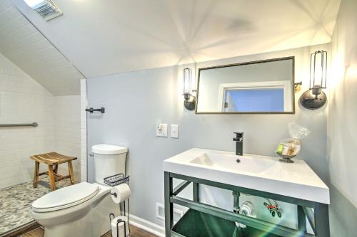 Peaceful Kansas Cottage with Wraparound Deck!的一间带水槽、卫生间和镜子的浴室
