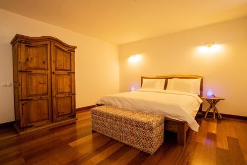 维拉韦德CASA LA BOCAINA - private villa with panorama & ocean view的一间卧室配有一张床和一个木制橱柜