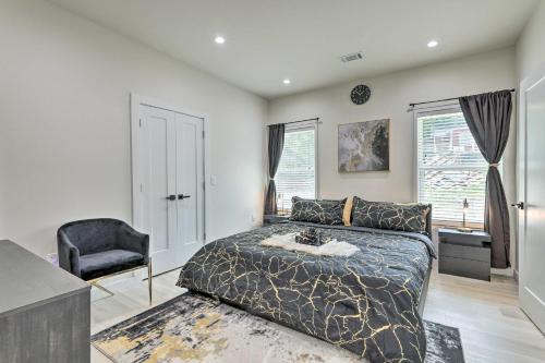 亚特兰大Luxury Smart Home 2 Miles to Downtown Atlanta!的一间卧室配有一张床和一把椅子