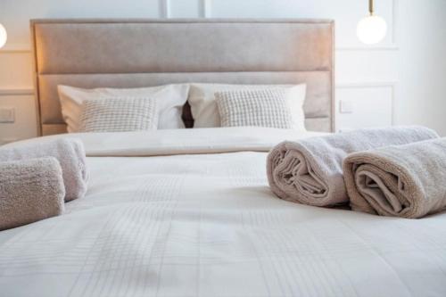 别洛瓦尔Central Park Apartments的白色的床,上面有毛巾
